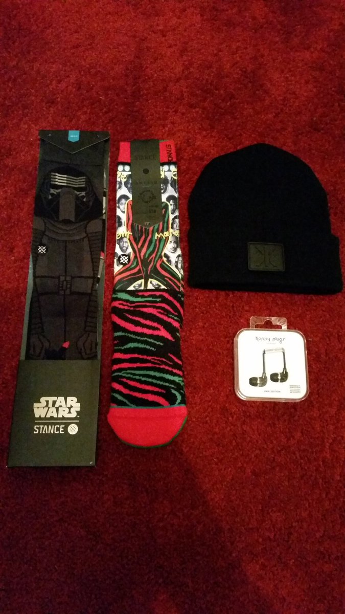 Thanks for the treats @CoffinonCakePR <a href="/stance/">Stance</a> <a href="/happyplugs/">Happy Plugs</a> @Onepiece #pressday