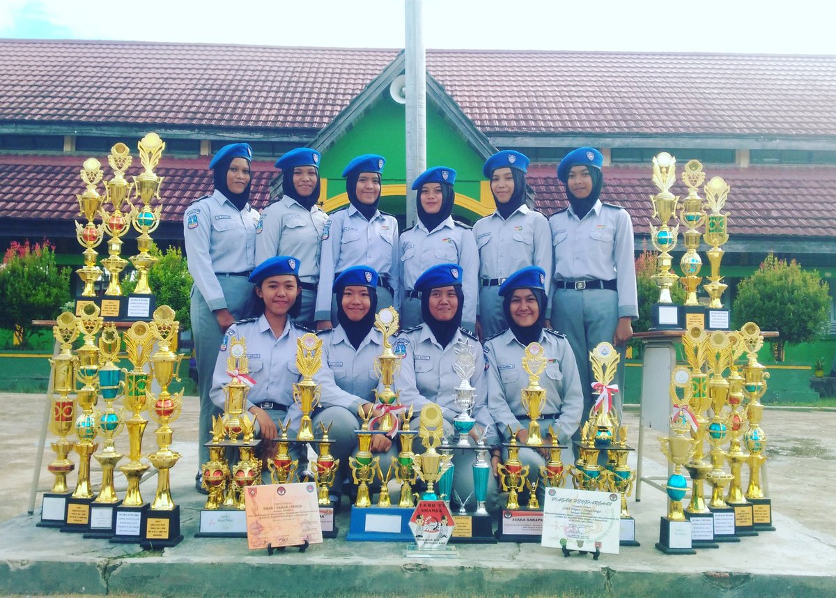 PaskasSMA1's tweet photo. Sudah siap nambah koleksi piala di #LKBB2SMANSATGR besok!! 😀😀
Regu Satria Biru dan regu Srikandi!! https://t.co/zhk8LV8JLX