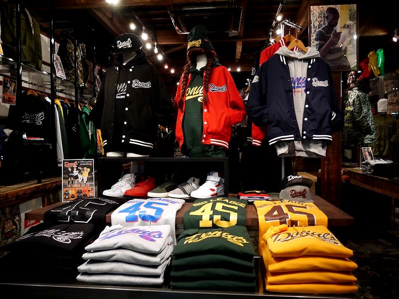 ESP_TRICKSTAR's tweet photo. 【ON SALE】いよいよ明日発売のDONUTS45"BIGLEAGUE SERIESE vol.2"店内レイアウトを紹介しているので是非ご覧下さい◎記事→https://t.co/zhV0cuBfkc https://t.co/lx4v0sb0GJ