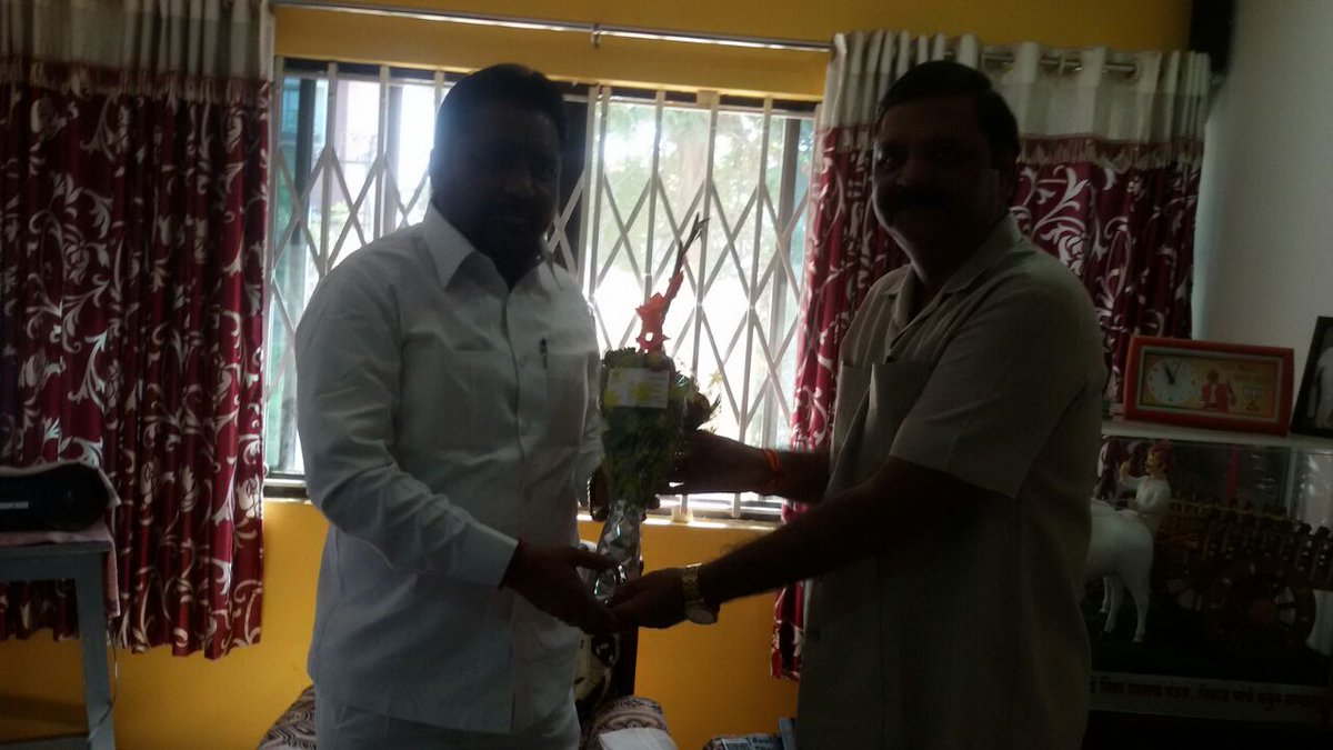 gmt_nasik's tweet photo. Meeting &amp; Greeting Hon. Harishchandra Chavan (MP DINDORI) &amp; Hon. Hemant Godse (MP Nasik) on behalf of CGM MH @cgm_mh_bsnl @neerja_tiwari https://t.co/QeLJUrUbDe