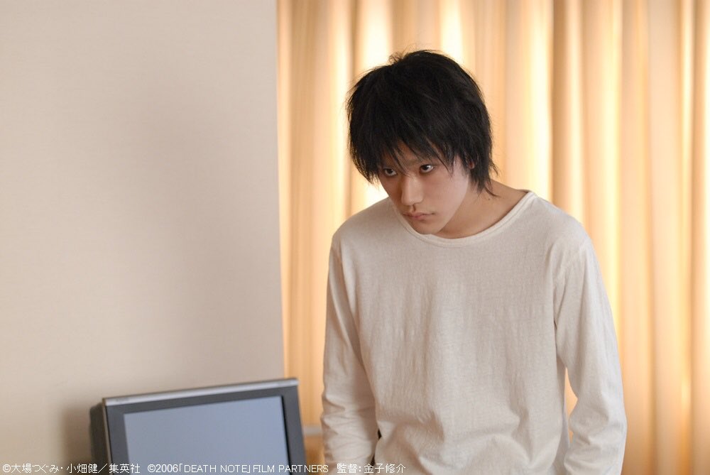 アンク 金曜ロードショー公式 Lさんはいつもお菓子を食べているイメージですが 実はlさんが好きなお菓子の種類はl役の松山ケンイチさん自ら提案していたんですって どんなお菓子を食べているかにも注目してみてください 松山ケンイチ 松ケン