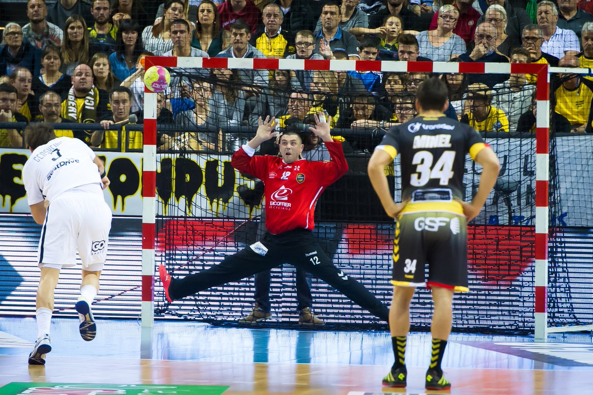 TeamChambe's tweet photo. Toutes les 📷du choc #CSMBHPSG sur notre site internet ➡ https://t.co/NYnooqnYyK ! #CSMBHPSG #J06S1617 © Fabrice Rumillat https://t.co/vzF0CEBZqC