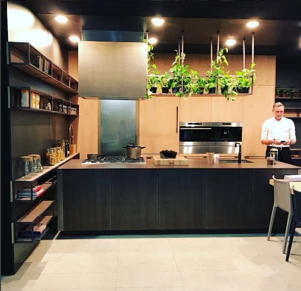 SnaideroUAE's tweet photo. Modern Kitchen design, Opera by Michele Marcon from @SnaideroUAE @d3Dubai #dxbdw2016  #interiordesigndubai #bestkitchensdxb https://t.co/3fmx6OjodD