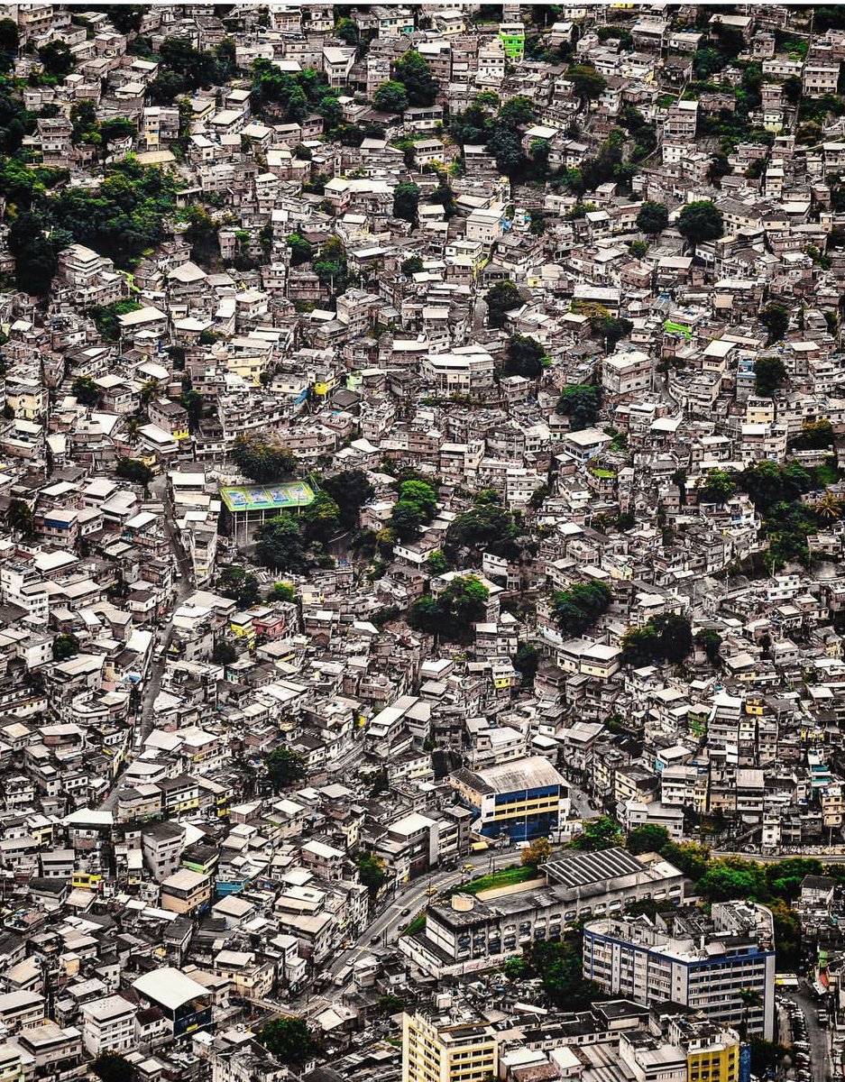 Es preocupante el crecimiento caotico de nuestras ciudades, hay gente que viaja 2 horas( 4 horas) para llegar a sus puestos de trabajo