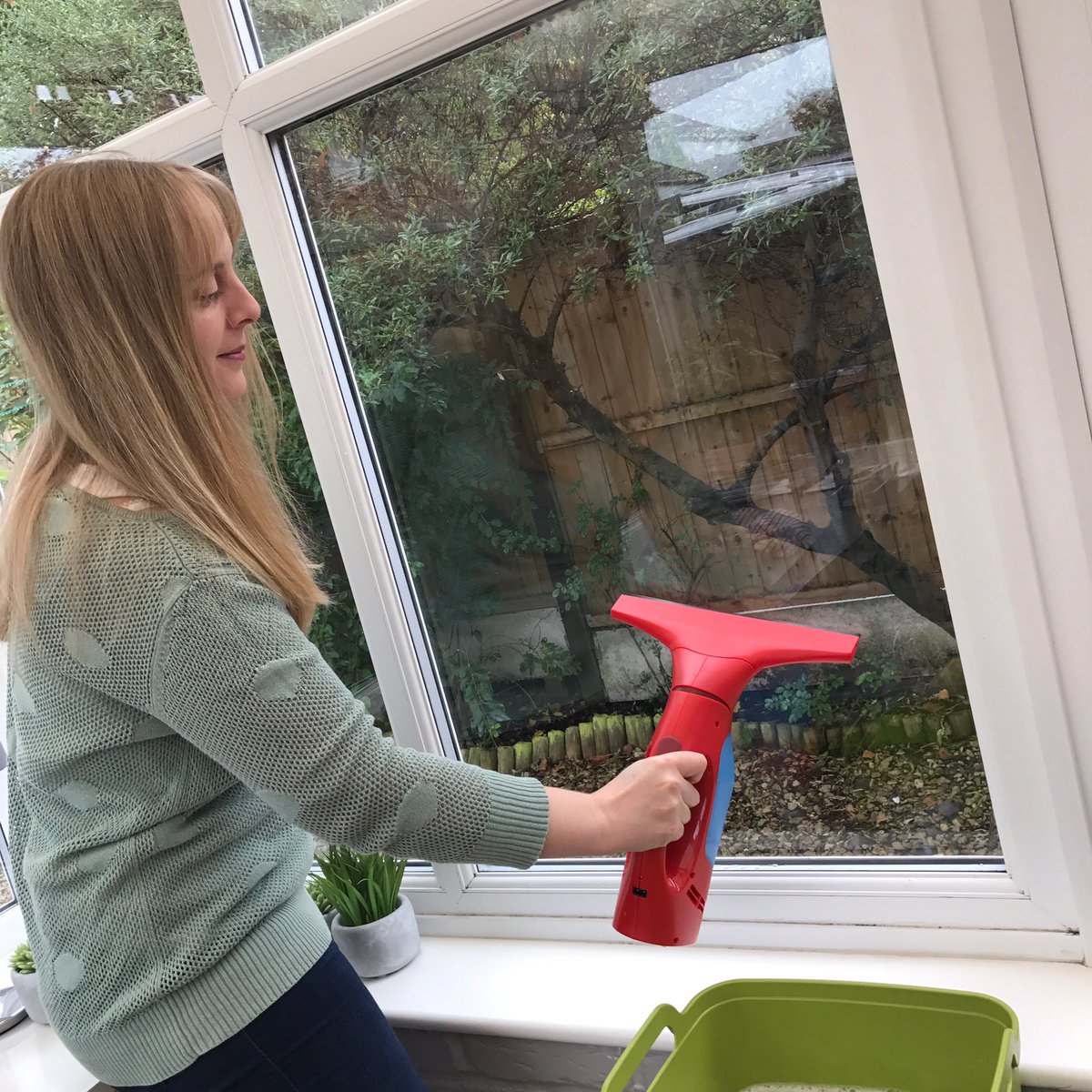 DaisiesandPieUK's tweet image. Just trying out the new @ViledaUk windowmatic #shinywindows #ad