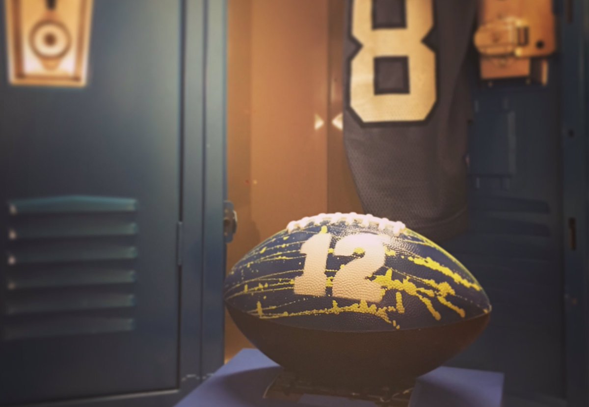 SEAChocolateBox's tweet image. Chocolate footballs have touched down @chocoboxSEA! Stop by anytime to check out this customizable treat! #tgibf #gohawks #BlueFriday