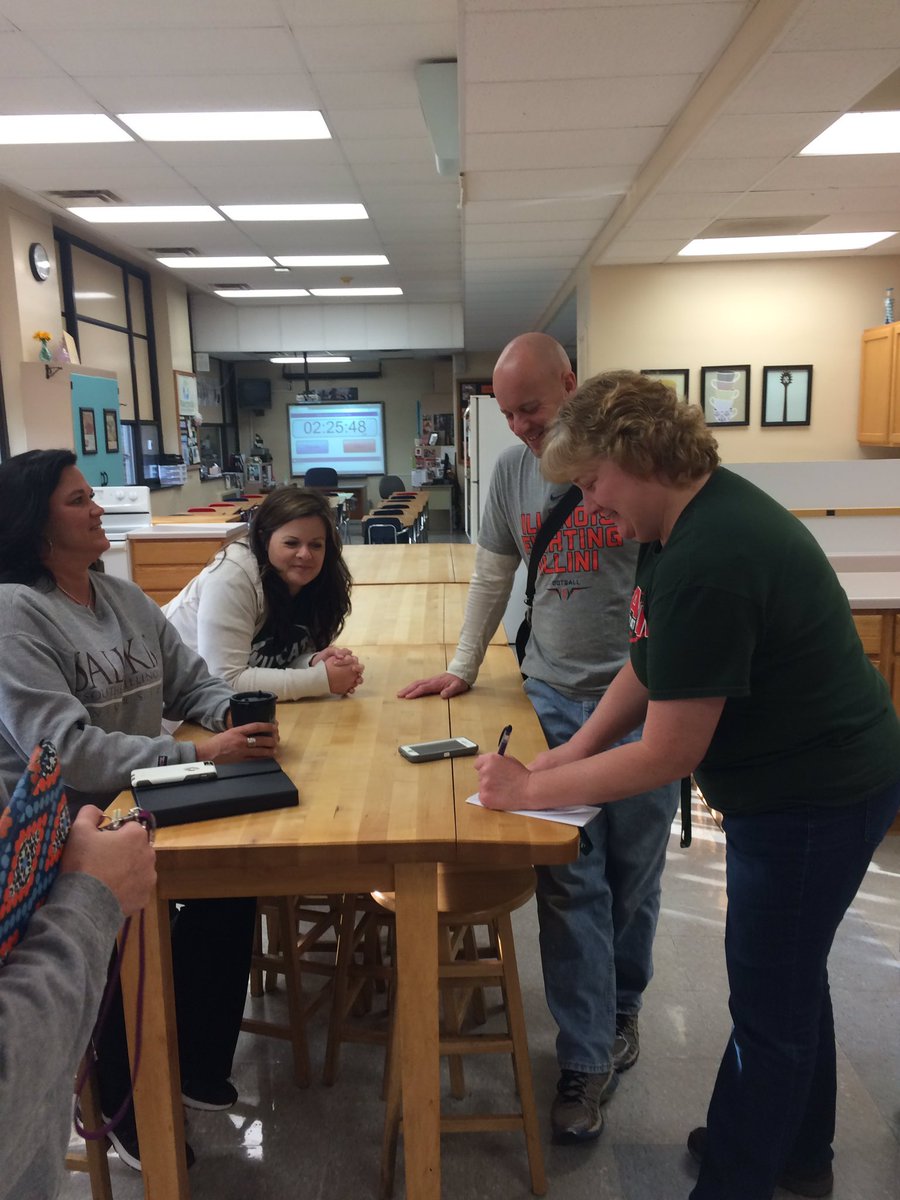 senoralamczyk's tweet photo. Collaborating for that award-winning chili recipe! #kitchen4 #SalemWildcatPride https://t.co/AAs1dvSLFK