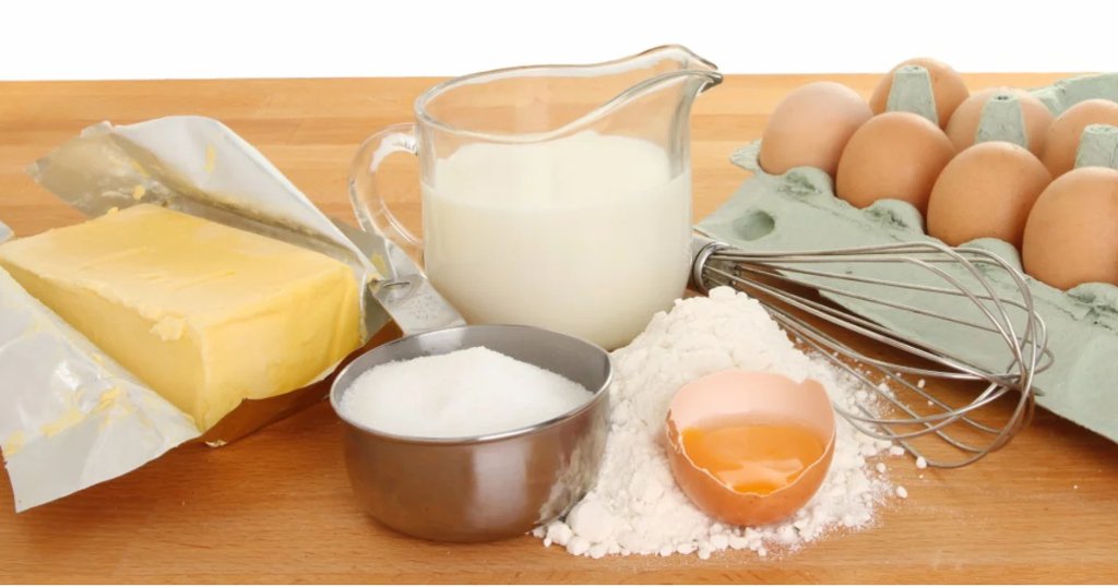 Желток сахар мука. Ингредиенты для теста. Мука яйца. Молоко и яйца. Сырье для дрожжевого теста.