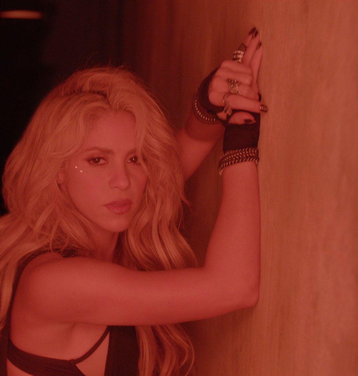 Shakira >> álbum "El Dorado" - Página 14 Cv35pfpXgAUuDQy