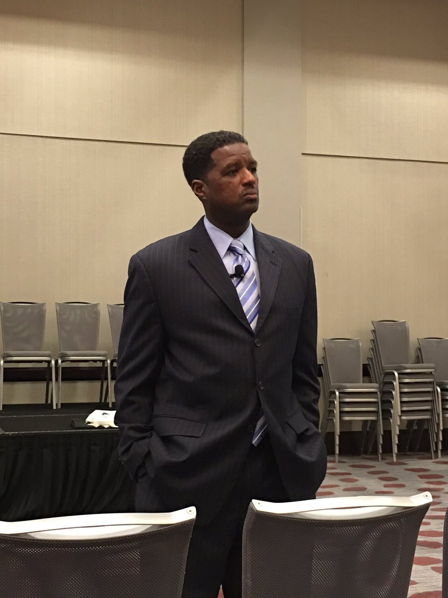 Taylorizlove's tweet photo. Communicate,relationships,support,accountability #getonthebus #omla2016 @newfrontier21 https://t.co/WscVJTqGMU