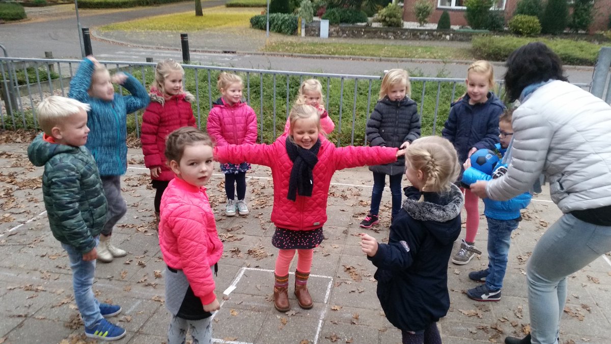 <a href="/Marieke_BW/">Marieke Beweeg Wijs</a> ook de kinderen in lichtenvoorde zijn gek op het spel bombal! Wat een plezier @BeweegWijs