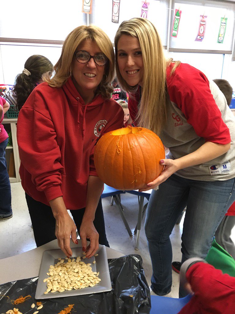 MsBarrettCG's tweet photo. Teaming up with @MsDungan to make and confirm predictions in kindergarten #pumpkinsfloat https://t.co/QucGlOUdnm