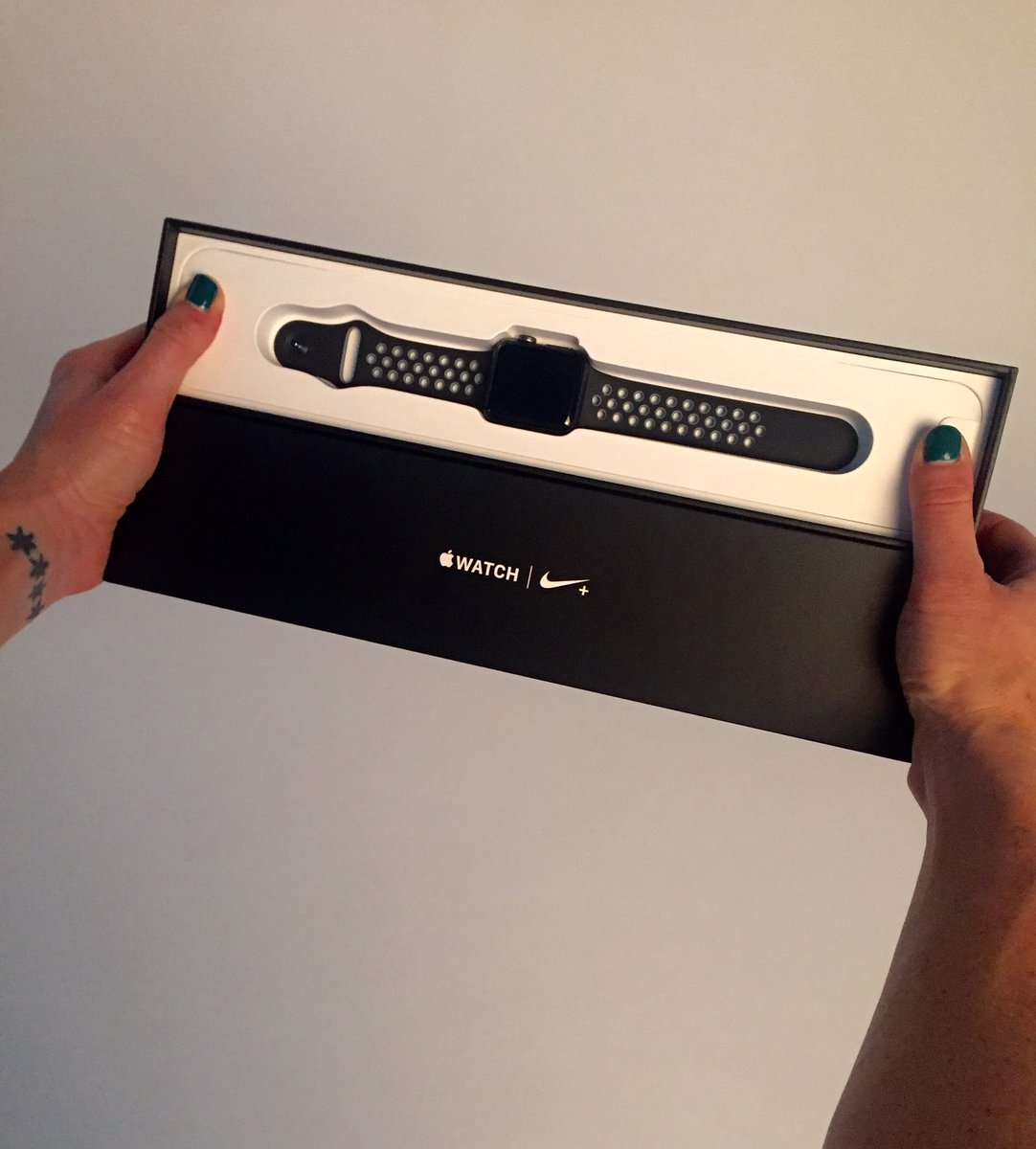 Em_Hutchins's tweet photo. Introducing....!!!!!  The Apple Watch Nike+ !!  Soooo, are we running today? @NikeChicago @NikeRunning #NRC https://t.co/iEA6Bi49Hm