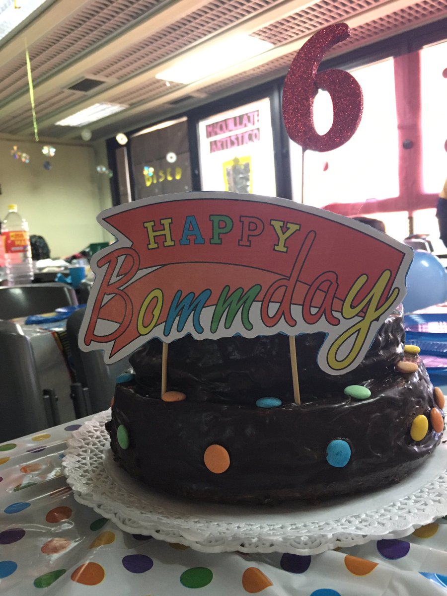 HappyBommDay's tweet photo. Estamos regalando panchos y sandwichs  y a las18:30 cortamos l torta!! #BOMM2016 #Happybommday @RevolucionBomm https://t.co/kvlr20G0RO