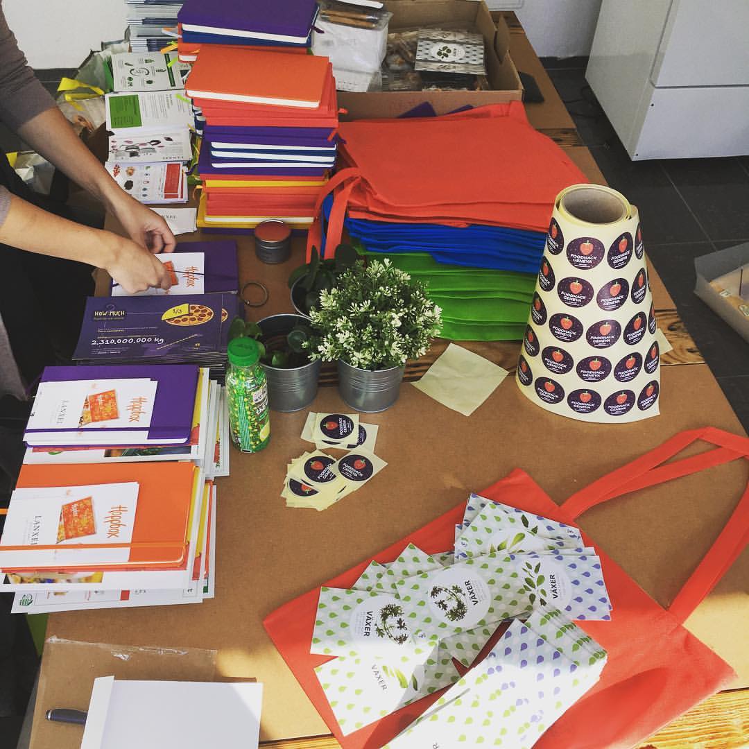 1RAgency's tweet photo. Preparing the #FoodHackGeneva goodie bags for all our participants! Thanks #Hoppbox, @IKEA_CH, @foodwaysCH, @foodwasteCH, @EHLnews! https://t.co/KwcMcjWrJn