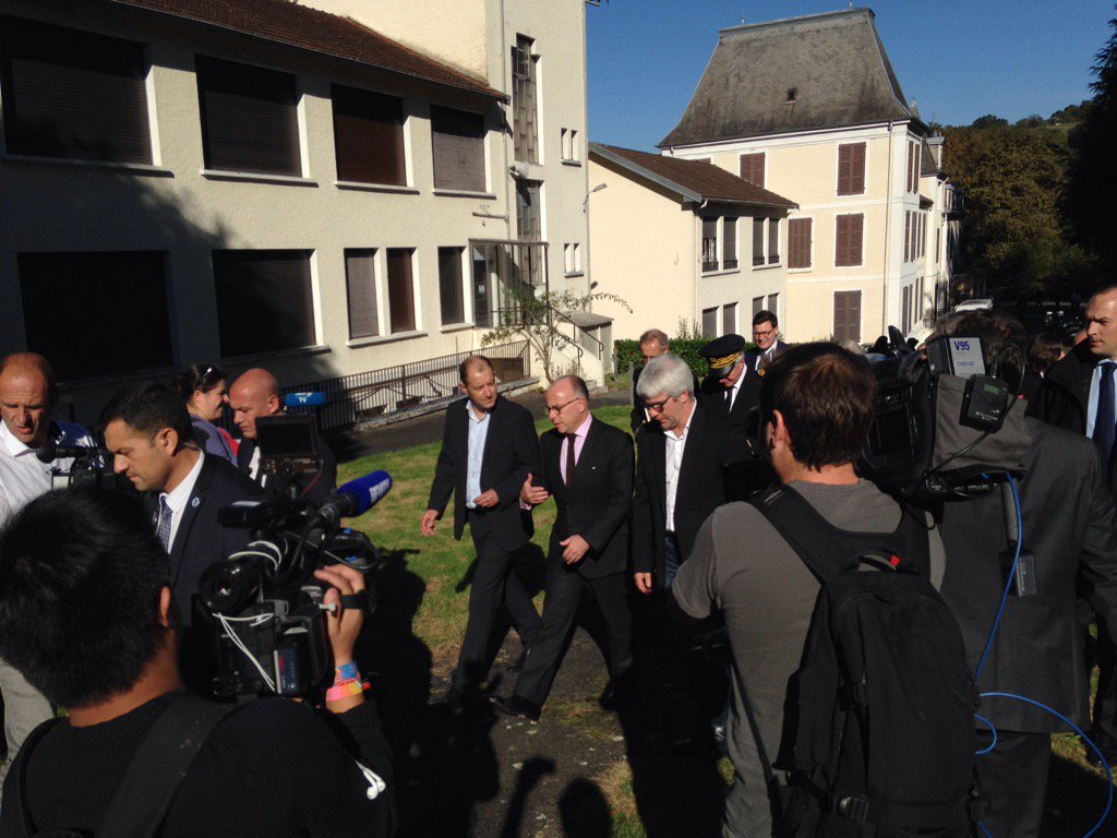 Regis_Bachelu's tweet photo. @BCazeneuve en visite dans le Bearn #migrants https://t.co/3r68q1nCn6