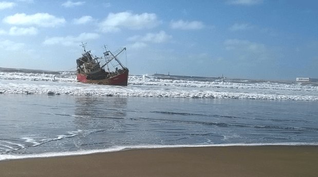 bigbangnw's tweet photo. Encalló un barco pesquero en Mar del Plata, a 100 metros de la playa https://t.co/SWMi2wGWEz https://t.co/KcpwILD2Vs