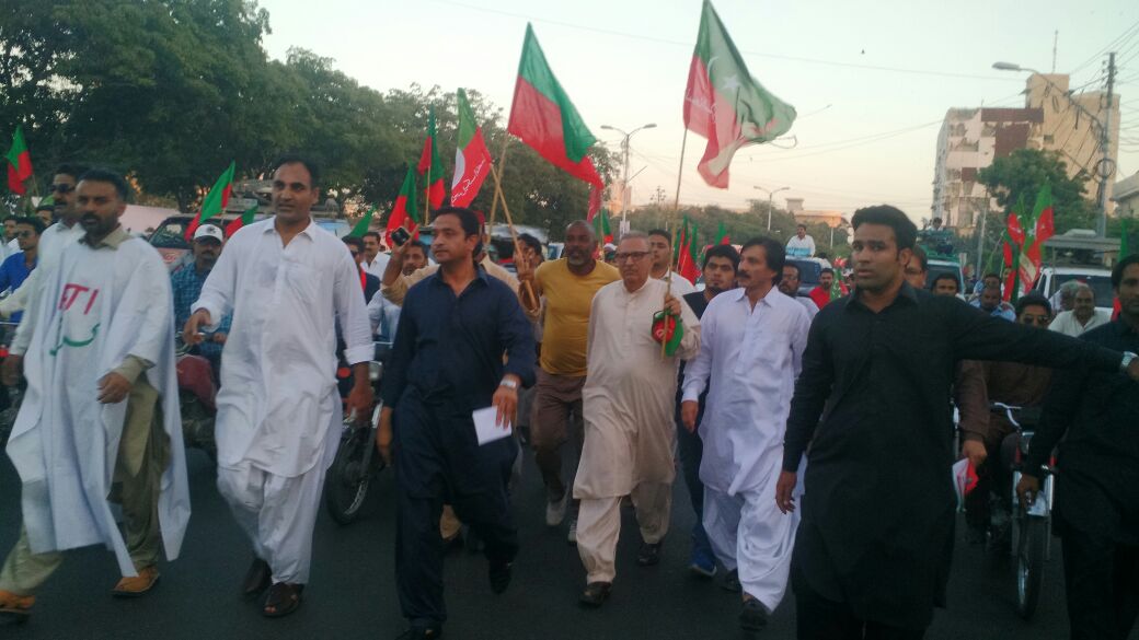 KalimHawk1's tweet photo. PTI workers stage sit-in outside Sindh governor house https://t.co/RSpOgXJECB
#RawalpindiRisesForKhan #WellDoneIsbPolice Sheikh Rasheed https://t.co/fo4VA0AVDS