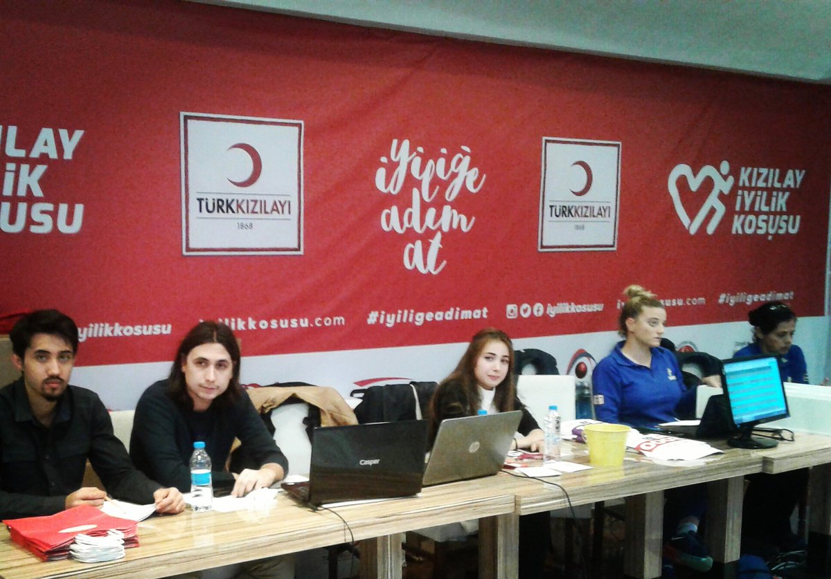 Koşu kitlerinizi bugün ve yarın saat 10.00 - 19.00 arasında Kızılay AVM 8. kattan teslim alabilirsiniz. #iyiligeadimat #iyilikkosusu