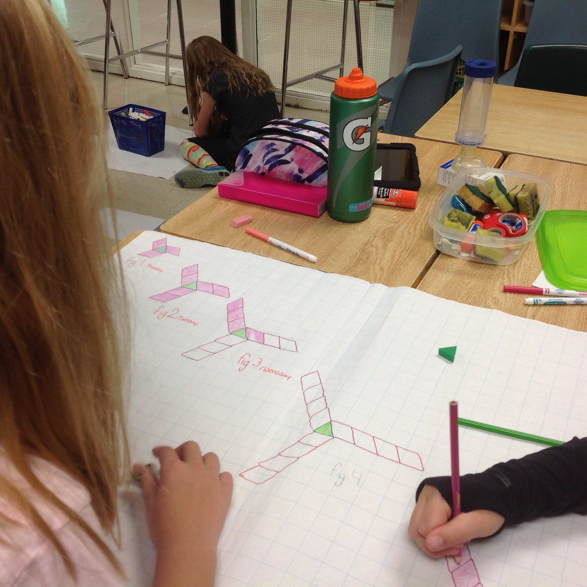 HorneUTES's tweet photo. Creating pattern block creatures #whatsthepattern? #tchartsareawesome https://t.co/jDqNH3lExZ