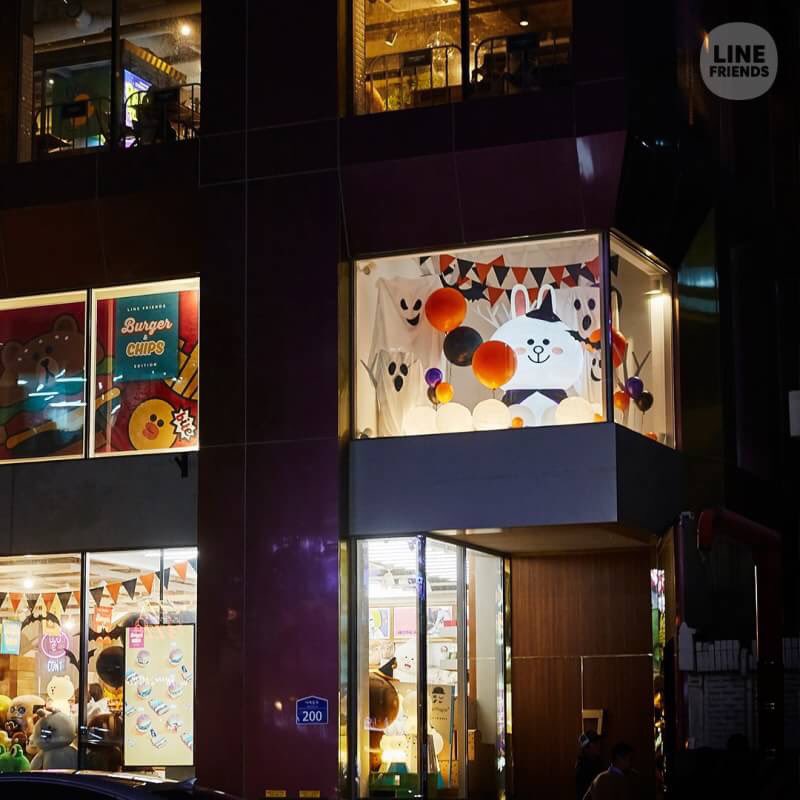 stitch_pololo's tweet photo. "Line shop"สาขาอีแทวอน ก็เปลี่ยนบราวน์ให้เข้ากับช่วงฮาโลวีนเหมือนกัน แวะไปถ่ายรูปกันได้เลย https://t.co/ilWMlRPl9l