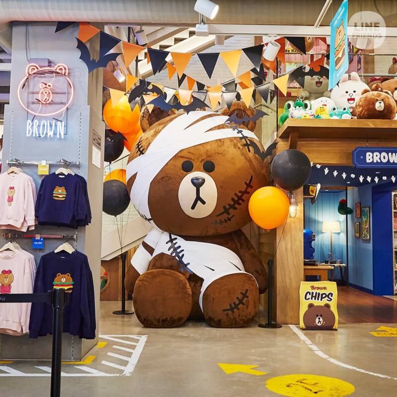 stitch_pololo's tweet photo. "Line shop"สาขาอีแทวอน ก็เปลี่ยนบราวน์ให้เข้ากับช่วงฮาโลวีนเหมือนกัน แวะไปถ่ายรูปกันได้เลย https://t.co/ilWMlRPl9l