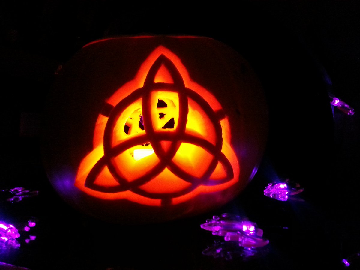 CosmicCrochetUK's tweet photo. The flip side of my #Pentacle #Pumpkin... A #Triquetra for non 'Charmed' Fans lol #Halloween #pumpkincarving https://t.co/UkmTajvNLS