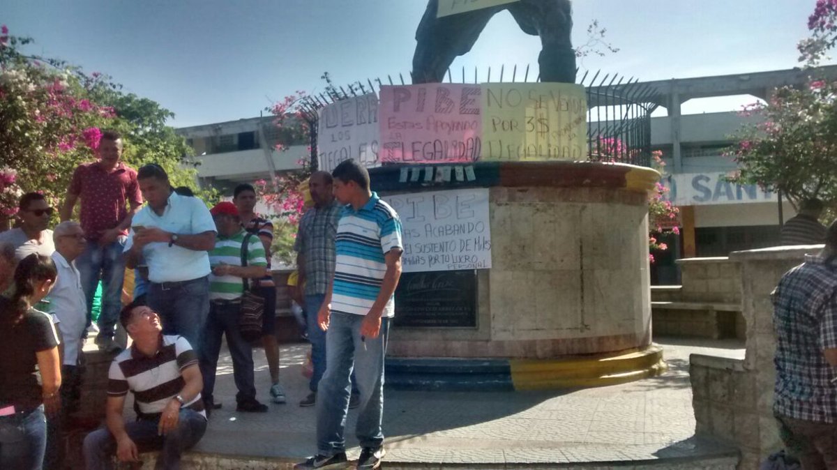 Seguimiento's tweet photo. Taxistas protestan en la estatua del @PibeValderramaP por "venderse a @Uber_Col" https://t.co/q2CHAe11yX https://t.co/oz0cViP3ra