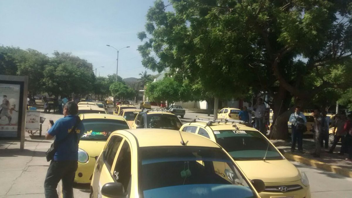 Seguimiento's tweet photo. Taxistas protestan en la estatua del @PibeValderramaP por "venderse a @Uber_Col" https://t.co/q2CHAe11yX https://t.co/oz0cViP3ra
