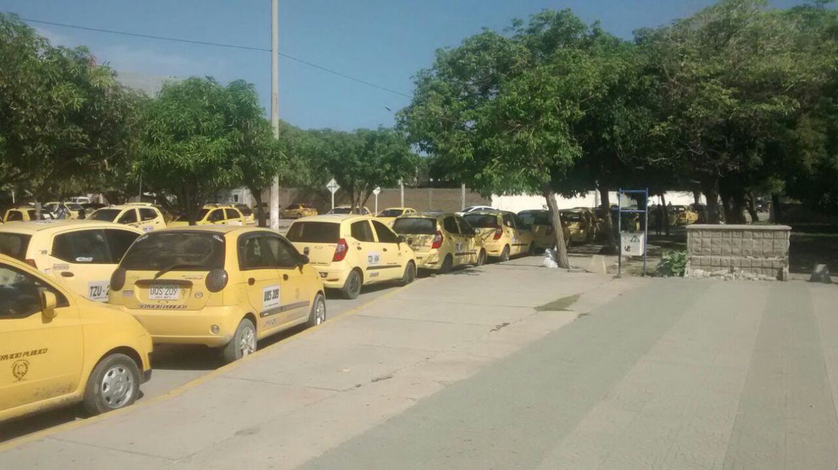 Seguimiento's tweet photo. Taxistas protestan en la estatua del @PibeValderramaP por "venderse a @Uber_Col" https://t.co/q2CHAe11yX https://t.co/oz0cViP3ra