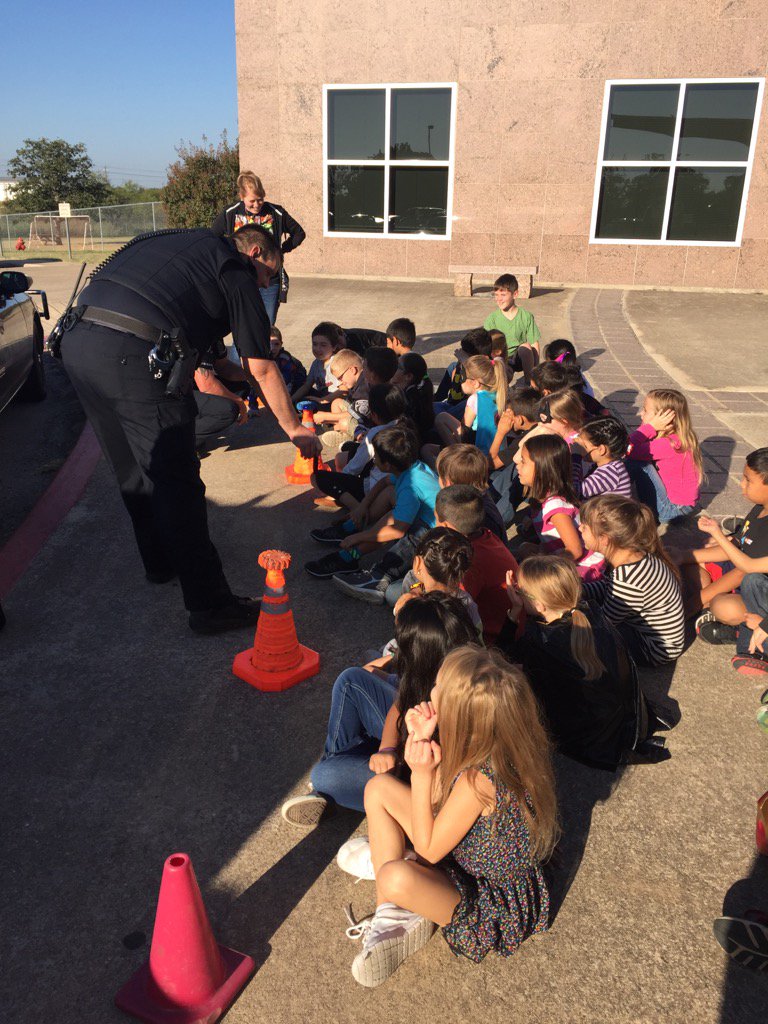 HornJacque's tweet photo. HLElivethevision the police came to talk to us today! Thank you for keeping us safe! https://t.co/445fvNCRWm