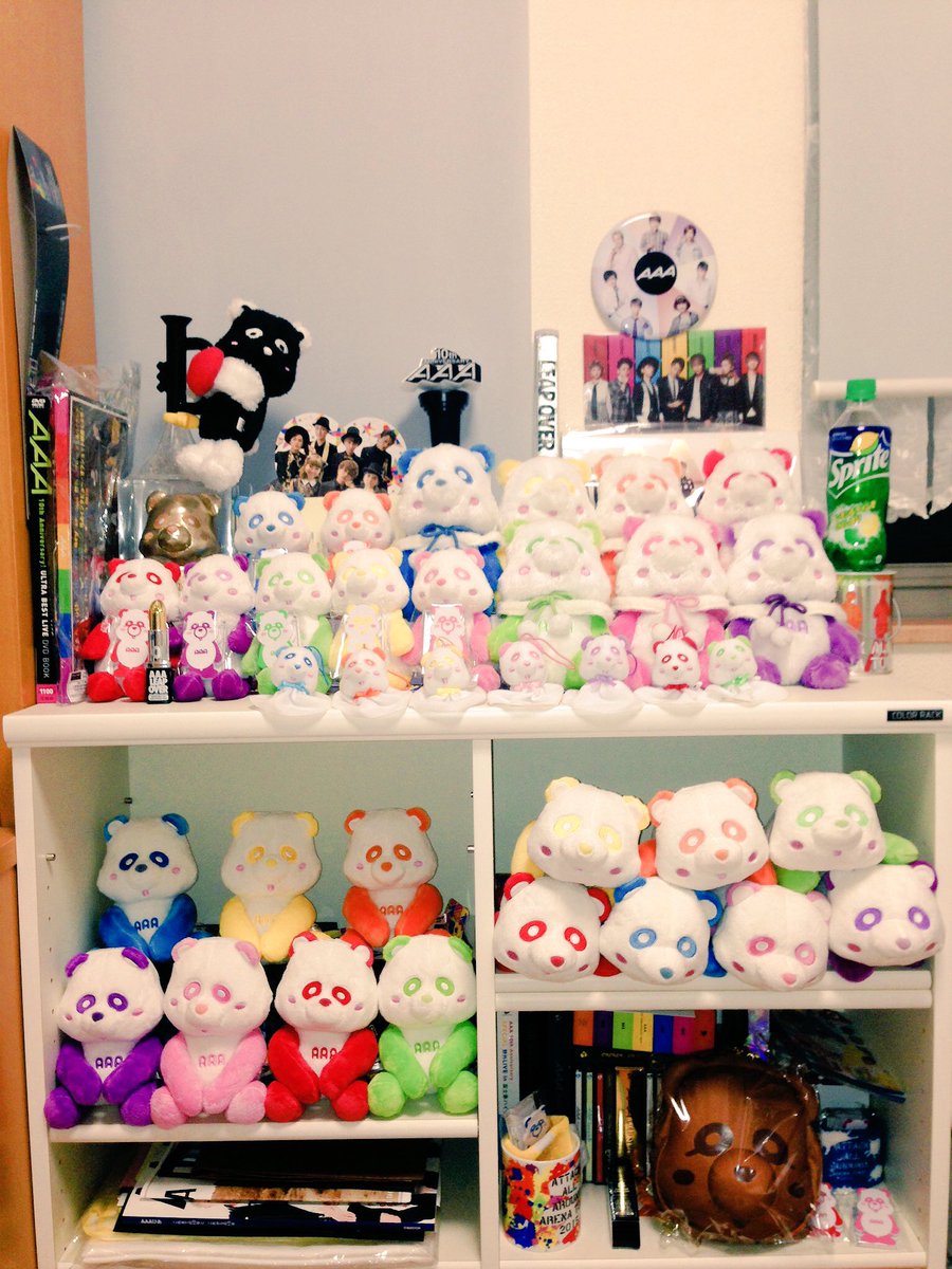 Berry_Monday's tweet photo. えーパンダが可愛い過ぎて、好き過ぎてえーパンダ収集がやめられない！\(//∇//)\
もっとえーパンダで埋め尽くしたい！
(о´∀`о)
でも男子の部屋だからねw

こんな部屋でも大丈夫って人RT
こんな部屋でも引かないよって人RT

注意
《なんども言うよ男子の部屋だからね》 https://t.co/HlqdBwXzAK