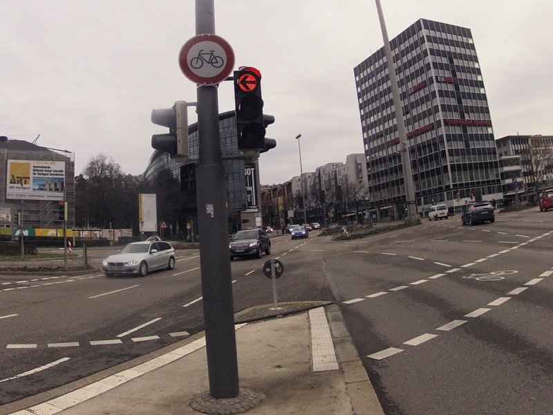 CriticalMass_S's tweet photo. @X__tof @MartinTriker @cocoverde6 nicht vergessen - die Kreuzung am Charlottenplatz ist fürs Fahrrad auch gesperrt: https://t.co/rS4oUYBgAE