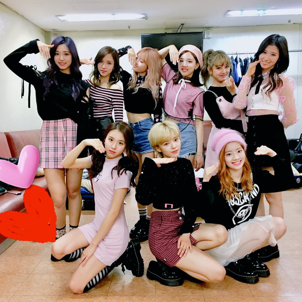 JYPETWICE's tweet photo. 오늘 뮤직뱅크 무대 어땠어요? 오랜만에 뮤뱅에서 원스 만나서 너무나도 즐거웠어요! 내일 또 만나요!

#ONCE #원스 #TWICE #트와이�� https://t.co/4hgocsDEmc