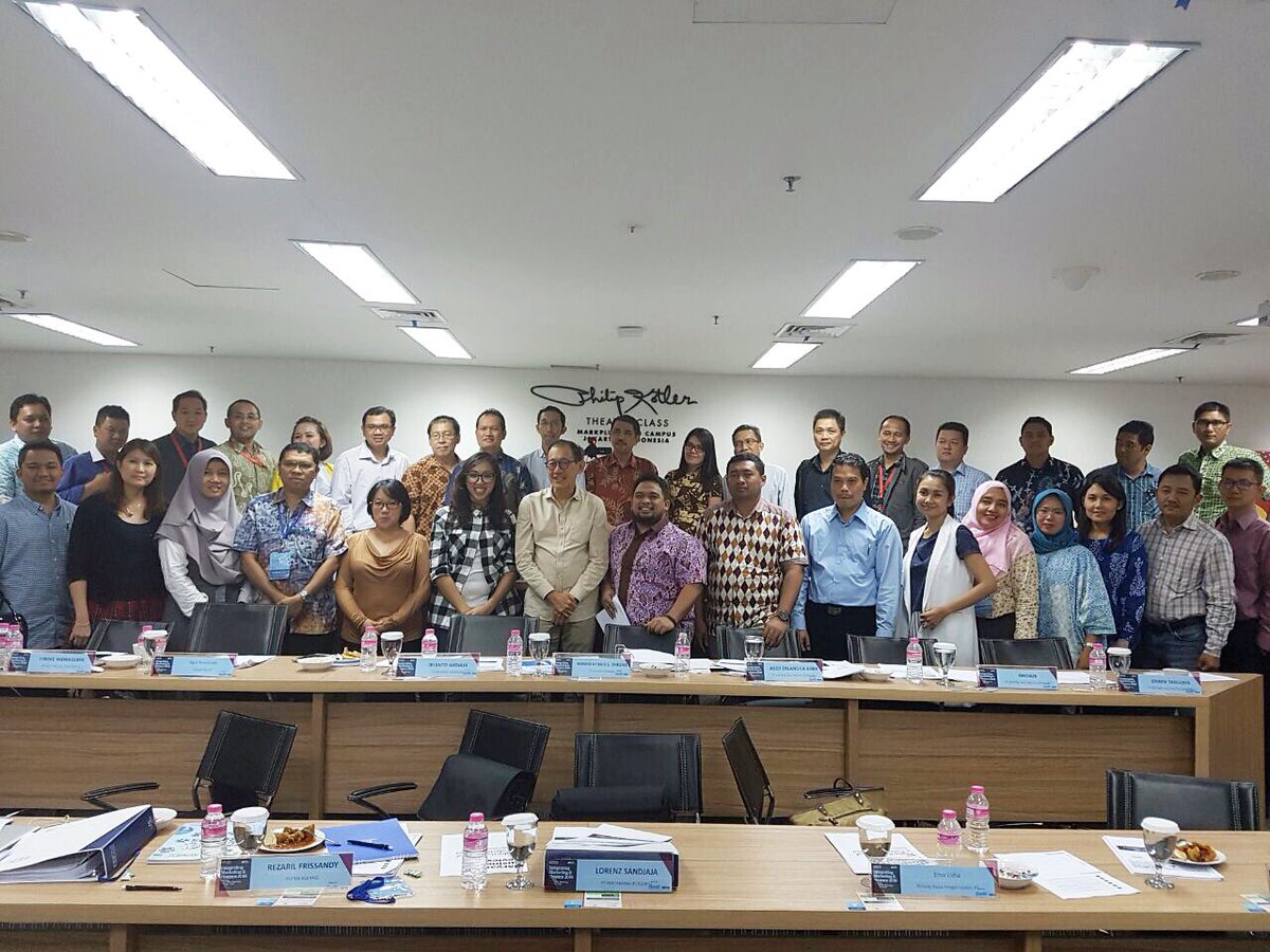 ShopMarketeers's tweet photo. WOW ๐๐ป @hermawank with #EEP16 Integrating Marketing and Finance 2016 participants! Thank you,hope to see you all again on our next program! https://t.co/Z176RdJn6k