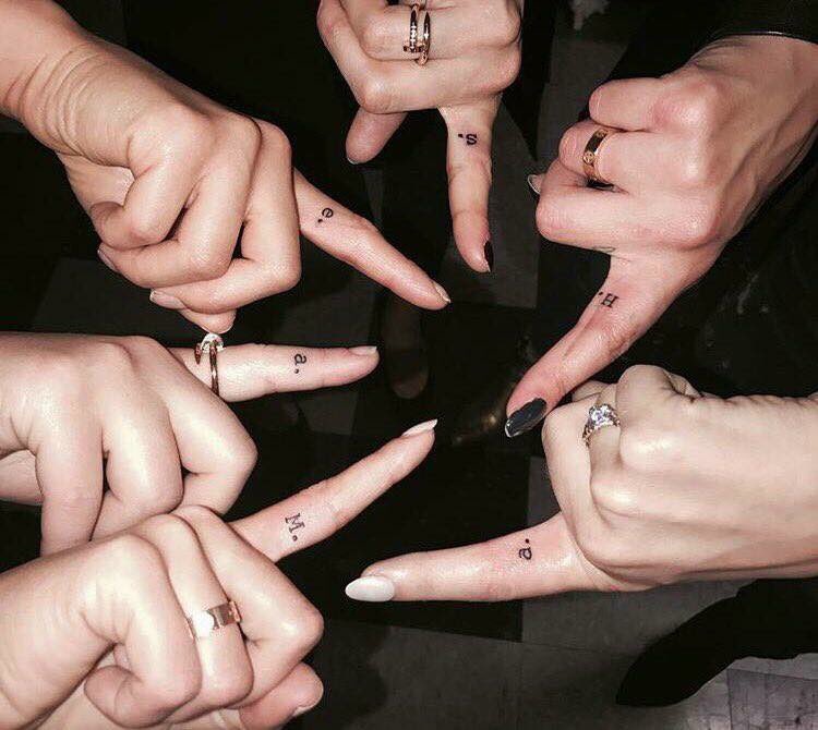 riderbeIIas's tweet image. as meninas eternizaram as liars, cada uma fez uma tatuagem com a inicial da sua personagem, eu to chorando