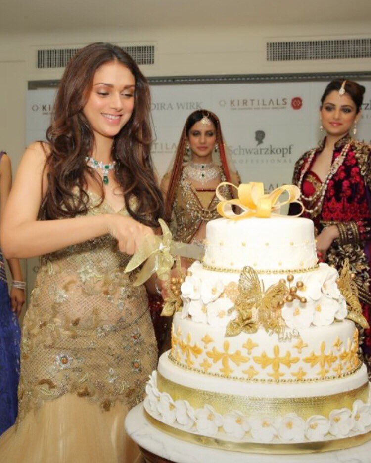 Wishing a very Happy Birthday to the gorgeous <a href="/aditiraohydari/">Aditi Rao Hydari</a> 🎂🎂 . Lots of love 💕