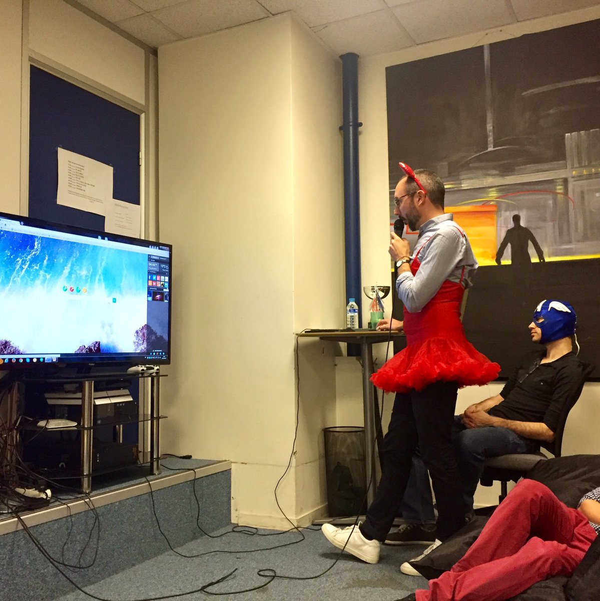 AdaptiveBee's tweet image. Halloween party + demo day @pierrekolko @URBrowser