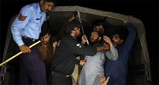 LuaLuaURDU's tweet photo. خیبرپختونخواسےآئے ہوئے تحریک انصاف کے متعدد کارکنان پر پولیس کا لاٹھی چارج
#ShutDownFasadis
#JummahMubarak
@ShkhRasheed
#WellDoneIsbPolice https://t.co/PR0hSr6R3k