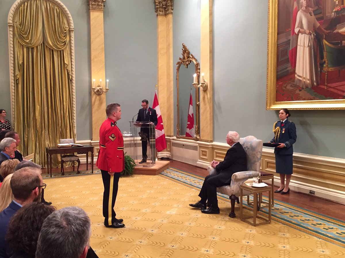 Curtis Barrett est récompensé pour son courage lors de la fusillade du 22 octobre 2014. #iciottgat