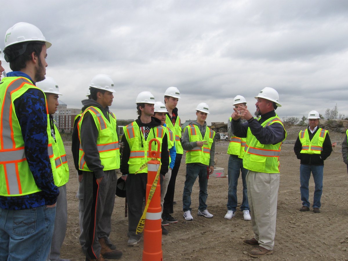CallahanInc's tweet photo. Inspiring the next generation of builders @QuincyPS and teaching them what construction is all about! @MerielMarinaBay #CrownColony #Quincy https://t.co/Fx6Q9vd4gS