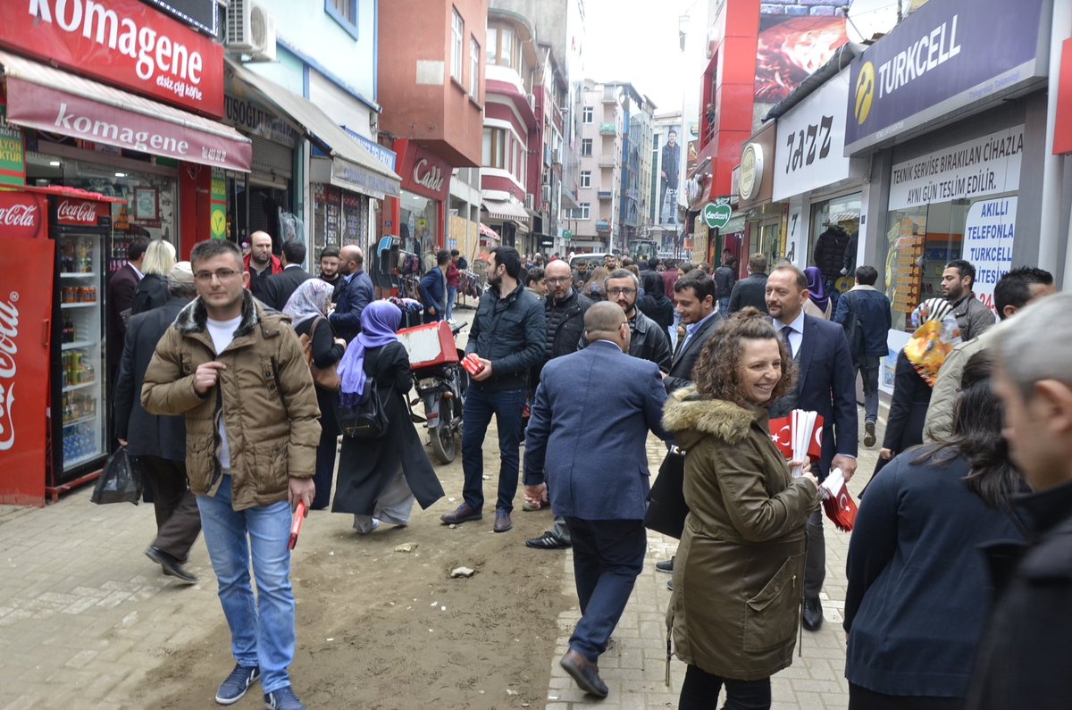 chpFatsailce's tweet photo. 29 ekim Cumhuriyet Bayramı etkinliğimizde esnafımıza iş yerleri için bayrak halkımıza balon ve bayrak dağıttık. https://t.co/AmxglqTlNy