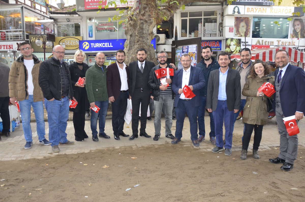 chpFatsailce's tweet photo. 29 ekim Cumhuriyet Bayramı etkinliğimizde esnafımıza iş yerleri için bayrak halkımıza balon ve bayrak dağıttık. https://t.co/AmxglqTlNy