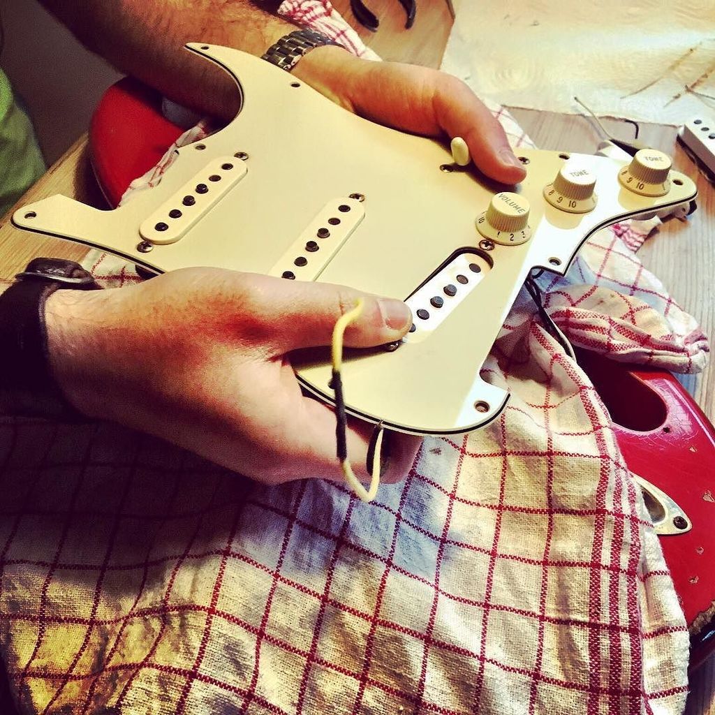 FloMaiberger's tweet photo. Finally #fenderfat50 pickups for my beloved #fiestared #strat They sound really good! #stratocaster #relic #aged #c… https://t.co/8FEc2LCU8B