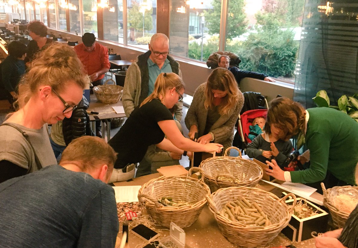 NCannegieter's tweet photo. Tijdens #DDW16 van m'n creatiefste kant laten zien! Meegebouwd aan het grootste insectenhotel van Eindhoven! Leuk voor jong &amp; oud! #Eindhoof https://t.co/v4LH6DphaI
