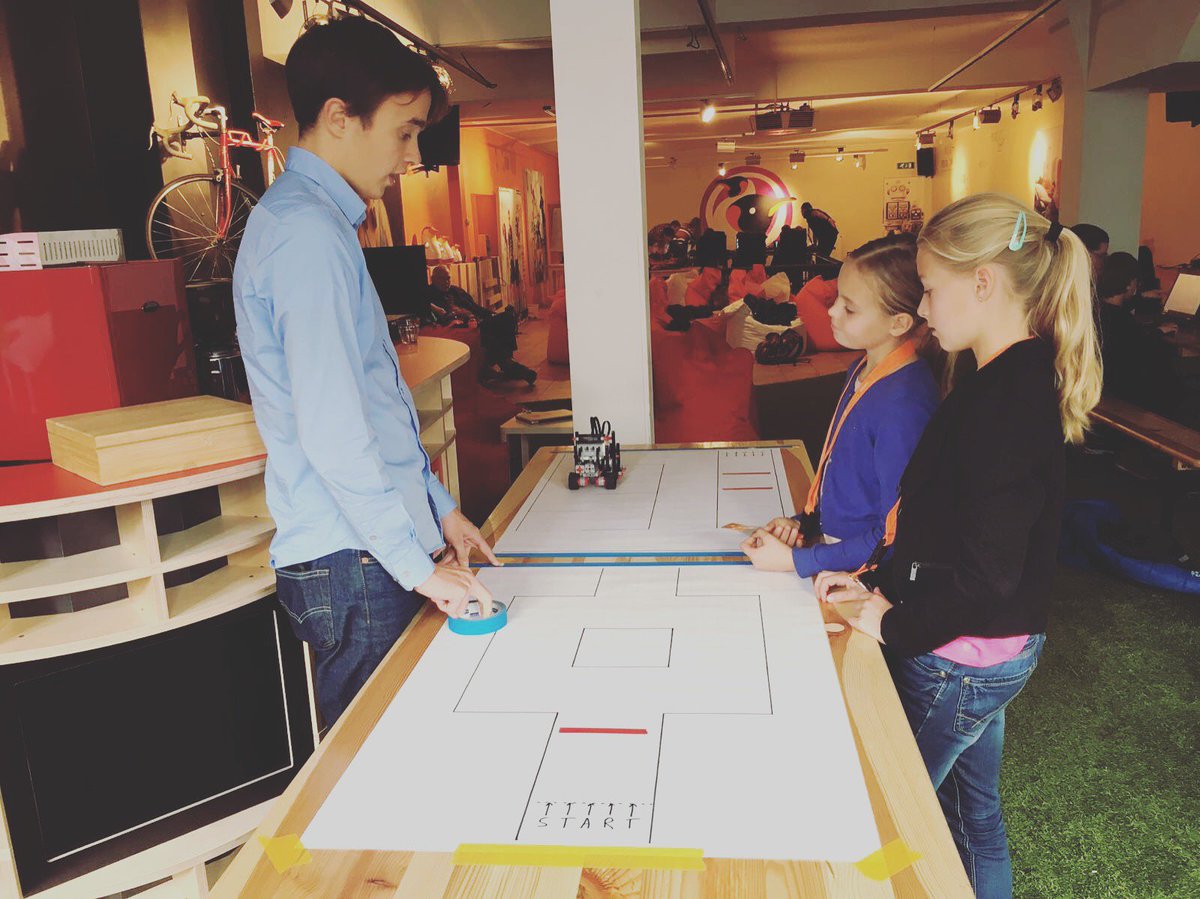 CoderDojo050's tweet image. De #coderdojo is begonnen bij @I_Turn_IT! En deze foto bewijst het: programmeren is voor iedereen, ook voor meiden. #tech