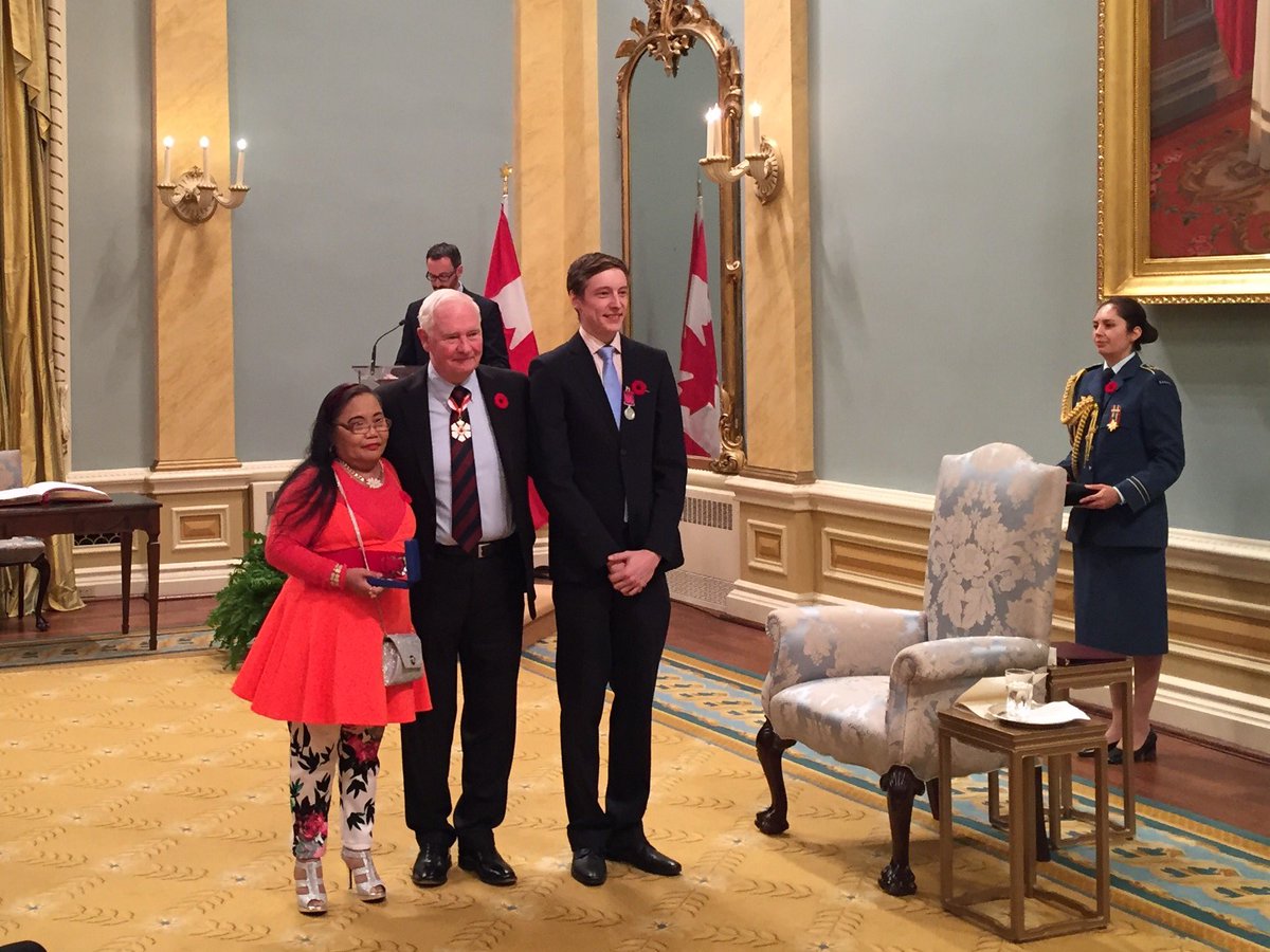 Jesse Haw et Michael Lumahang (posthume) reçoivent une médaille de bravoure pour avoir sauvé un jeune garçon de la noyade. #iciottgat