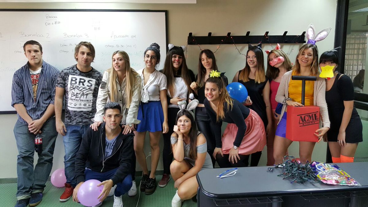 UADEoficial's tweet photo. El grupo "Lunatic stune" trajo la onda de los Looney Tunes al #Bomm2016 @RevolucionBomm https://t.co/czW1fS5hbC