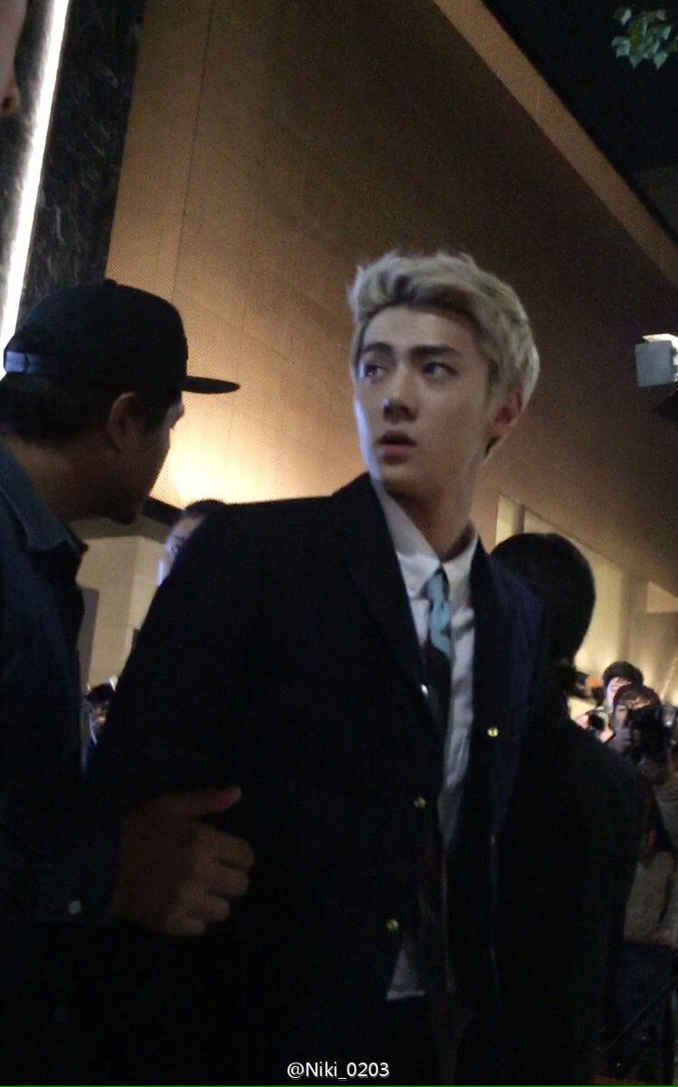Honiismz's tweet photo. 'คุณเซฮุนไม่ให้คุณลู่หานมางานด้วยเหรอครับ'
'น้องไม่ชอบออกงาน เลยให้รออยู่ที่ร้านแถวๆนี้น่ะ เดี๋ยวจะไปรับละ น้องไลน์ตามยิกแล้ว' https://t.co/fcfGRSWL9n