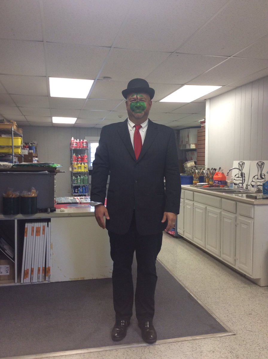Kreyus's tweet photo. "What are you, Mr. Parker? A work of art." Early Halloween here at @keystoneschool. #artsed #k12artchart #SURREALISM #Magritte https://t.co/AydVPg1rNz